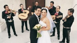 Serenata de aniversario de bodas con mariachi para aniversario de bodas interpretando canciones románticas en directo