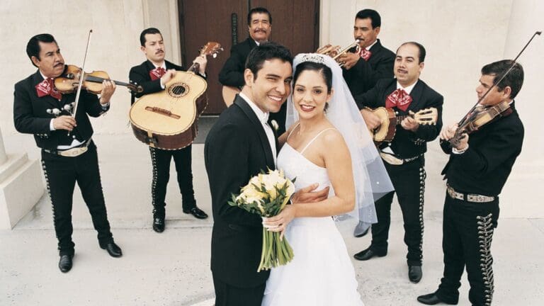 Serenata de aniversario de bodas con mariachi para aniversario de bodas interpretando canciones románticas en directo