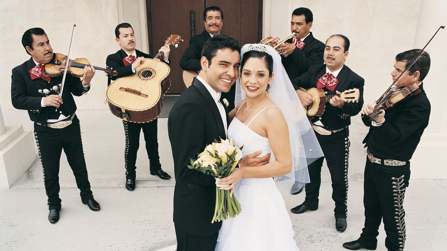 Serenata de aniversario de bodas con mariachi para aniversario de bodas interpretando canciones románticas en directo