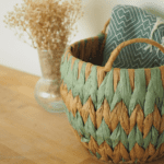 persona al comprar artesanía online desde casa con estilo natural.