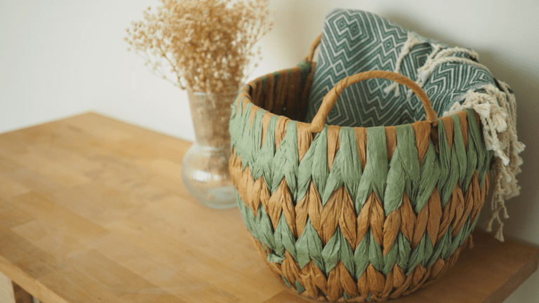 persona al comprar artesanía online desde casa con estilo natural.