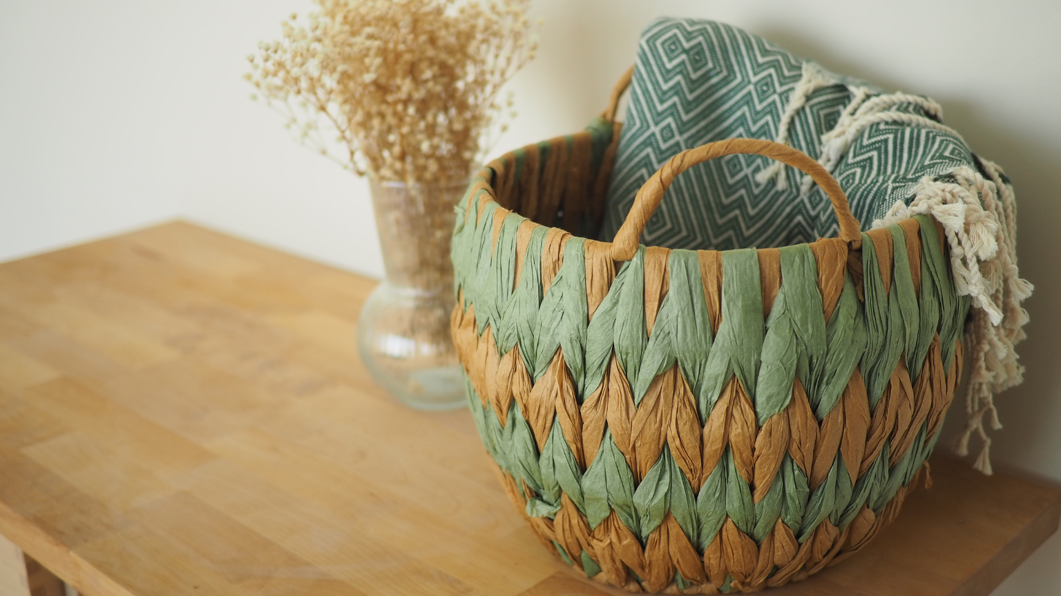 persona al comprar artesanía online desde casa con estilo natural.