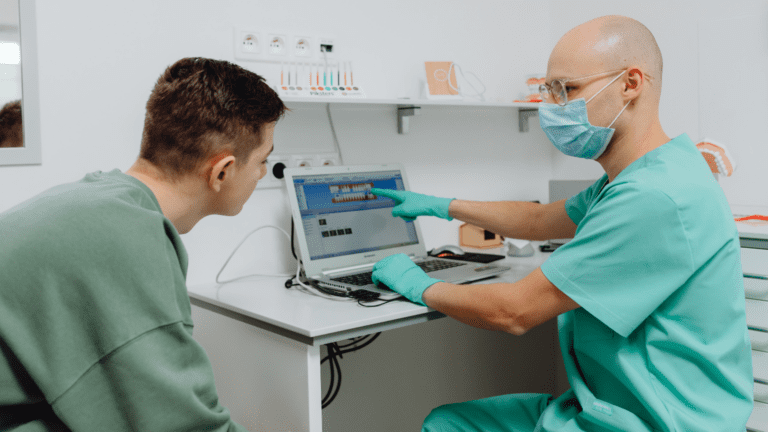 Consulta médica sobre reversión de vasectomía y fertilidad masculina.