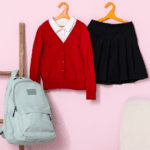 Familia eligiendo prendas al comprar uniformes escolares para el colegio.