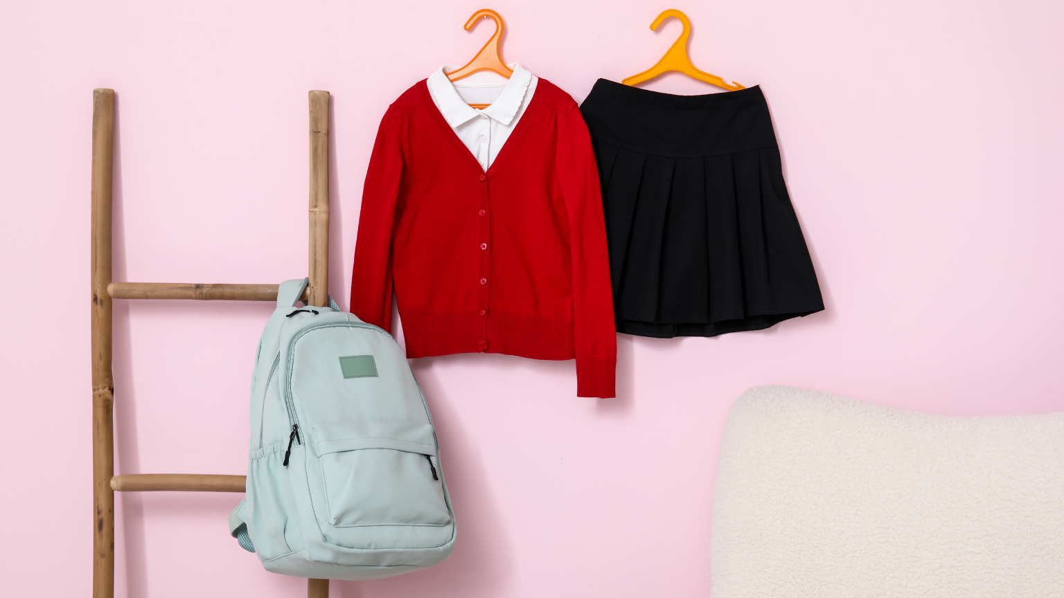 Familia eligiendo prendas al comprar uniformes escolares para el colegio.