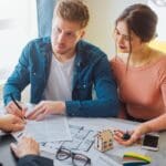 Pareja analizando documentos antes de comprar vivienda por primera vez