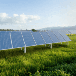 Paneles que producen energía solar en España en un entorno natural.