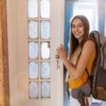 Albergue para peregrinos en el Camino de Santiago con viajeros descansando tras la etapa