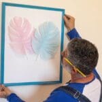 Cómo conservar cuadros en casa evitando humedad y luz solar directa.