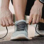 persona caminando con zapatillas deportivas cómodas para uso diario en la ciudad