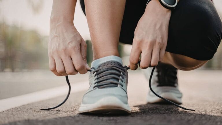 persona caminando con zapatillas deportivas cómodas para uso diario en la ciudad