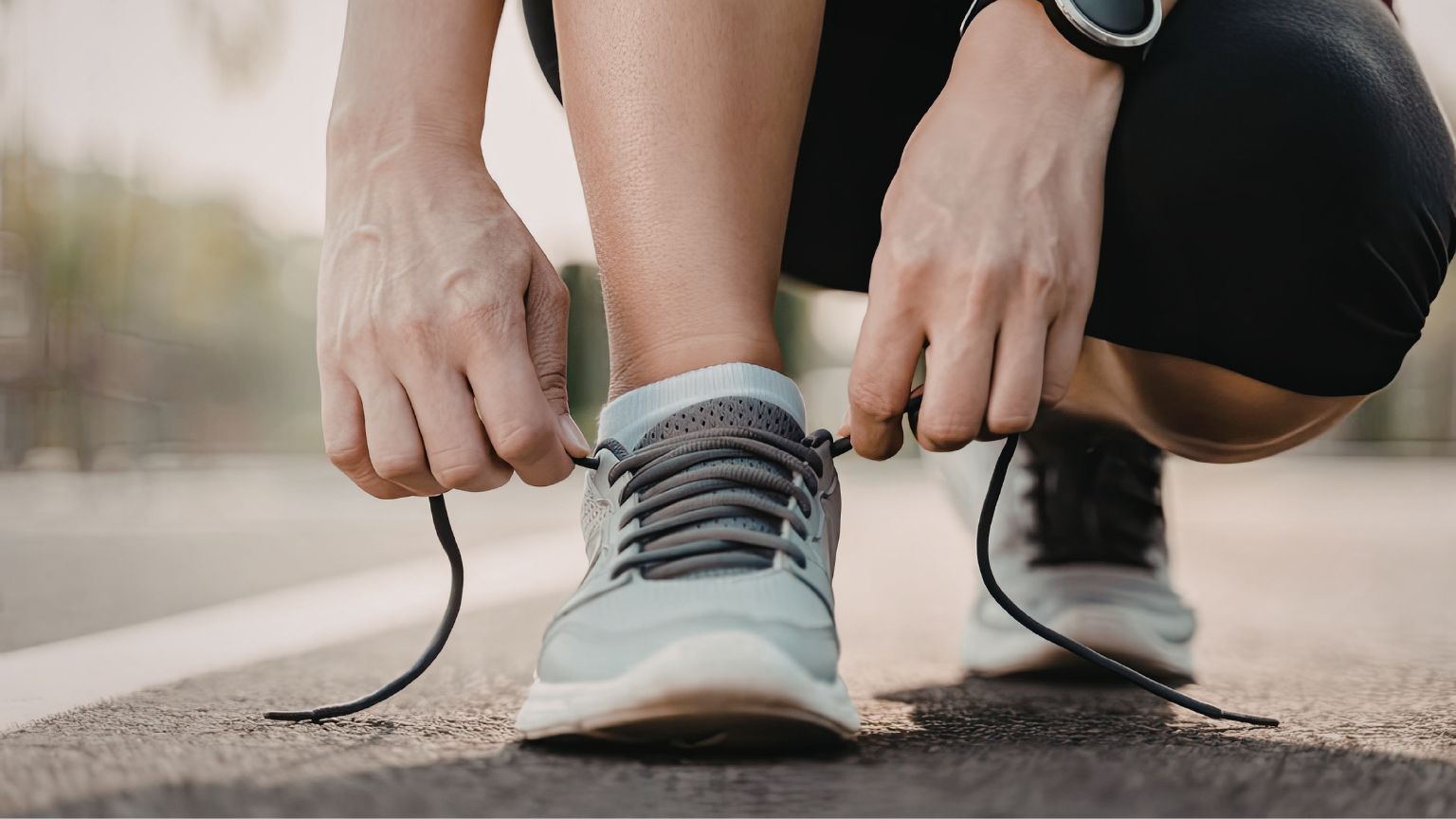 persona caminando con zapatillas deportivas cómodas para uso diario en la ciudad