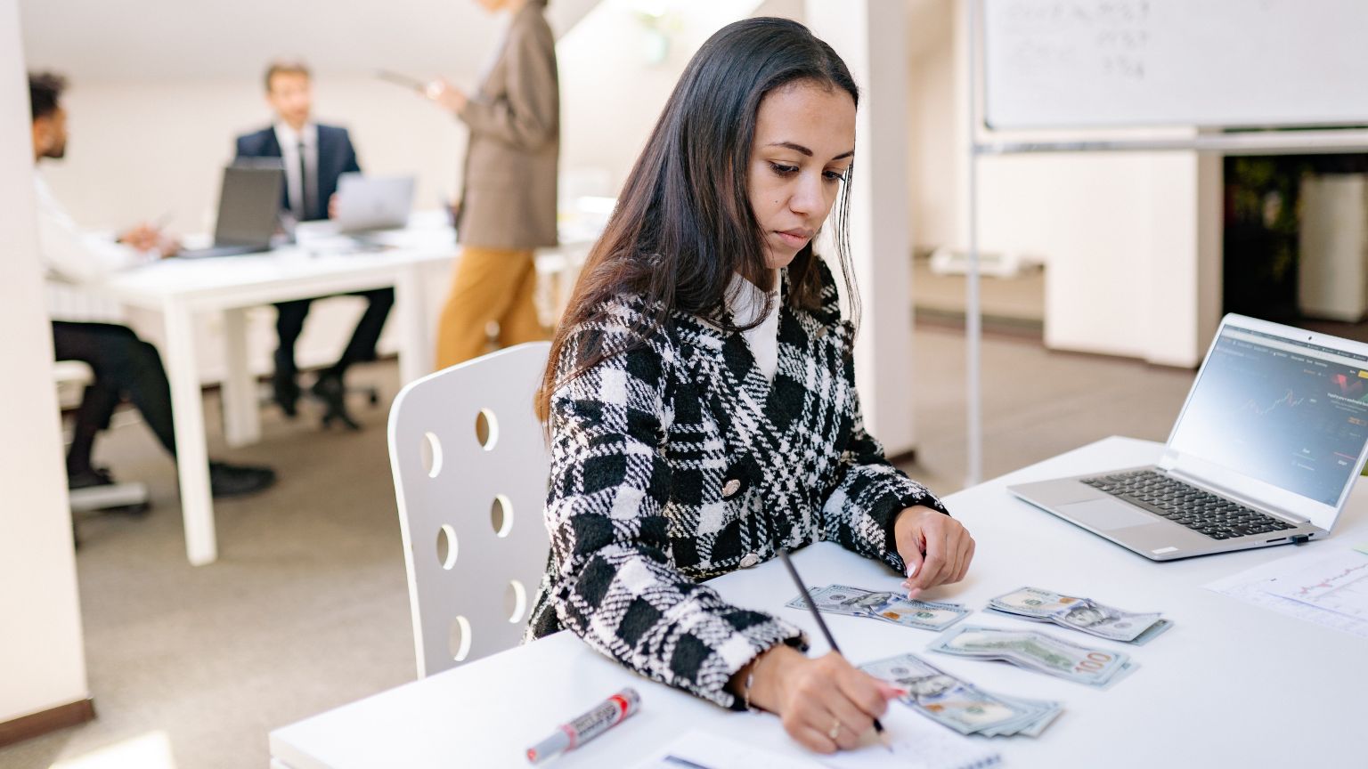Estudiante extranjero realizando prácticas profesionales en España en oficina moderna con equipo de trabajo