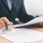 Extranjero revisando documentos para solicitar la residencia legal en España