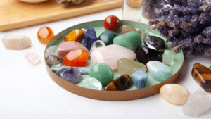 Cómo usar cristales en tu día a día en rutina de bienestar.