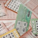 Boletos de bonoloto, primitiva y décimo de lotería nacional sobre mesa en España