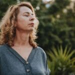 persona pensando entre muchas opciones representando la fatiga de decisiones en la vida diaria