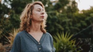 persona pensando entre muchas opciones representando la fatiga de decisiones en la vida diaria