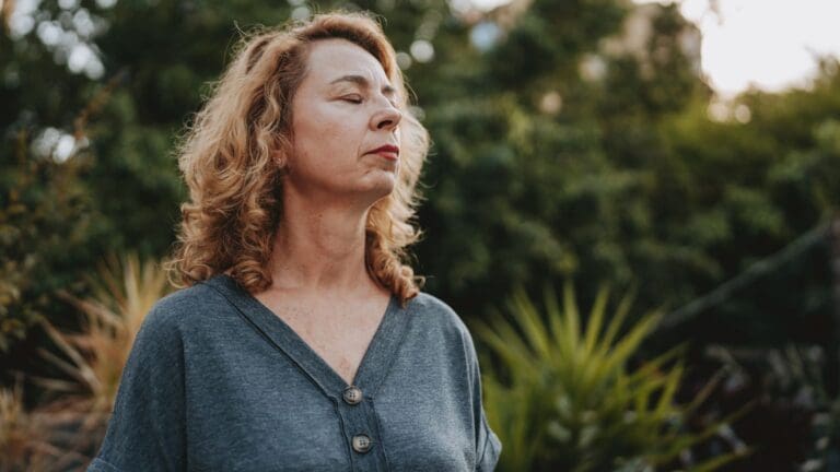 persona pensando entre muchas opciones representando la fatiga de decisiones en la vida diaria