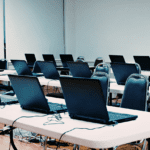 Exposición de venta de ordenadores portátiles y sobremesa en tienda informática.