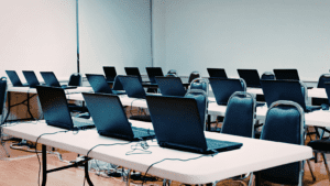 Exposición de venta de ordenadores portátiles y sobremesa en tienda informática.