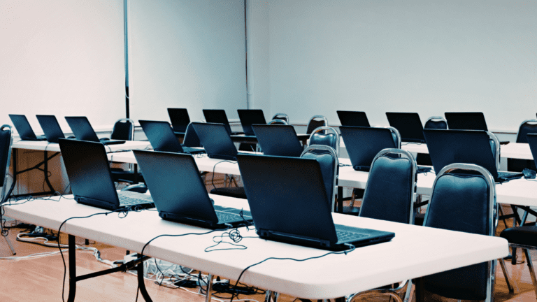 Exposición de venta de ordenadores portátiles y sobremesa en tienda informática.