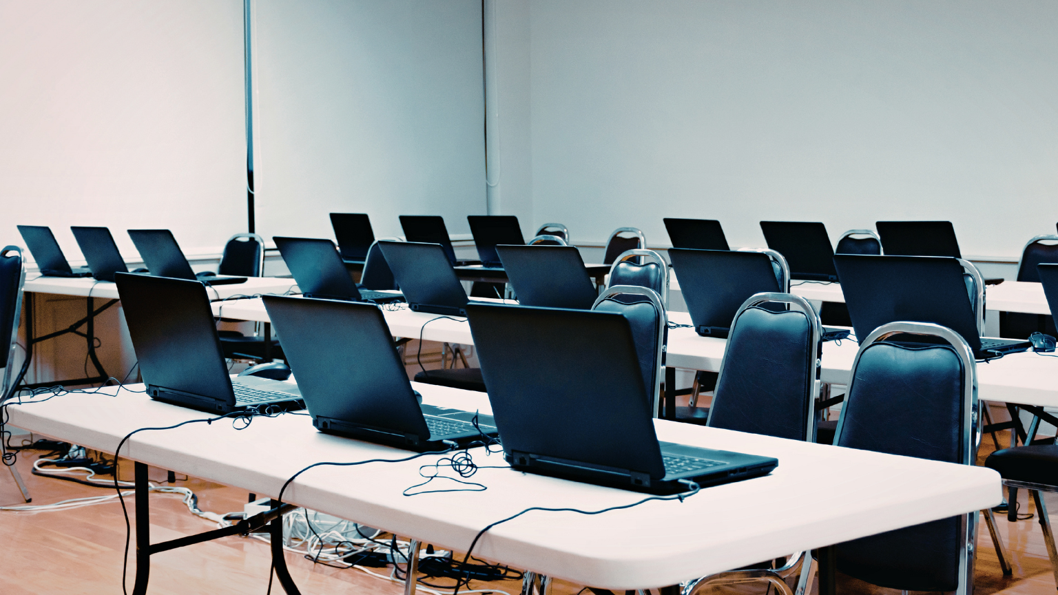 Exposición de venta de ordenadores portátiles y sobremesa en tienda informática.