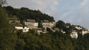 Vacaciones de lujo en España en villa exclusiva con vistas naturales.