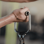 Agarres de polea utilizados en entrenamiento de fuerza en gimnasio.