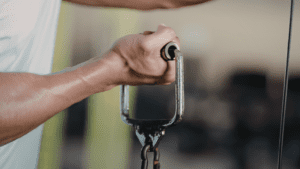 Agarres de polea utilizados en entrenamiento de fuerza en gimnasio.