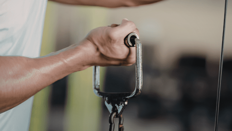 Agarres de polea utilizados en entrenamiento de fuerza en gimnasio.