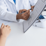 Consulta de medicina general para evaluar síntomas digestivos persistentes.