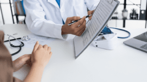 Consulta de medicina general para evaluar síntomas digestivos persistentes.