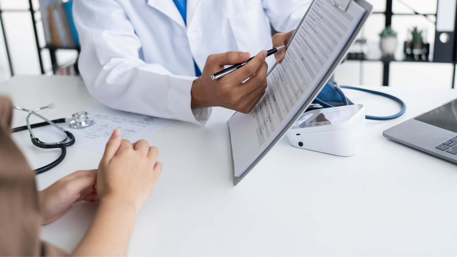 Consulta de medicina general para evaluar síntomas digestivos persistentes.