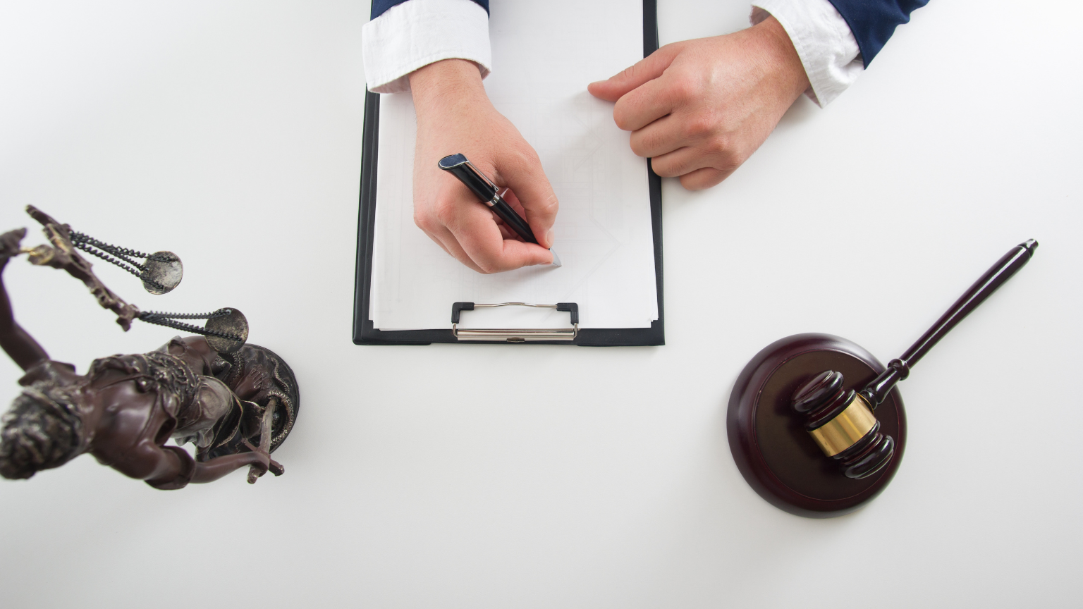 Servicios jurídicos especializados en derecho penal y penitenciario.