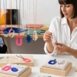 ¿Qué son los colgantes de metacrilato y por qué son tendencia?