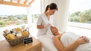 ¿Qué es la limpieza facial y por qué es tan importante para tu piel?