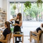 ¿Qué es una peluquería ecológica en Barcelona y cómo funciona?