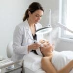 ¿Qué es la limpieza de cutis y cómo beneficia a la piel?