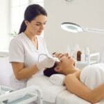 ¿Qué es la limpieza facial profesional y por qué es importante para tu piel?