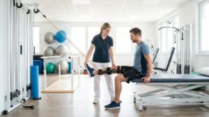 ¿Qué es la rehabilitación traumatológica y cómo ayuda en la recuperación?