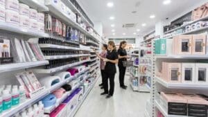 Material de manicura y extensiones de pestañas profesionales en Madrid