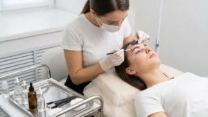 ¿Qué es el laminado de cejas profesional y cómo funciona?