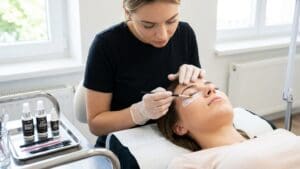 ¿Qué es el lifting de pestañas con queratina y para qué sirve?