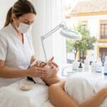 ¿Qué son los tratamientos faciales y cómo elegir uno en Sevilla?