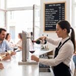 ¿Qué es el vino por copas y por qué está cambiando la forma de disfrutarlo?