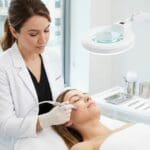 ¿Qué es un tratamiento facial avanzado y cómo puede ayudar a tu piel?