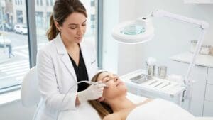 ¿Qué es un tratamiento facial avanzado y cómo puede ayudar a tu piel?