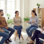 ¿Qué es la terapia en grupos pequeños y cómo puede ayudar?