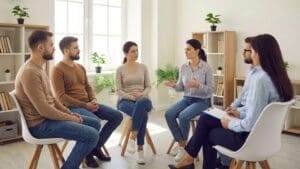 ¿Qué es la terapia en grupos pequeños y cómo puede ayudar?